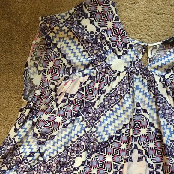 Express Patterned  top with open back - Picture 2 of 8